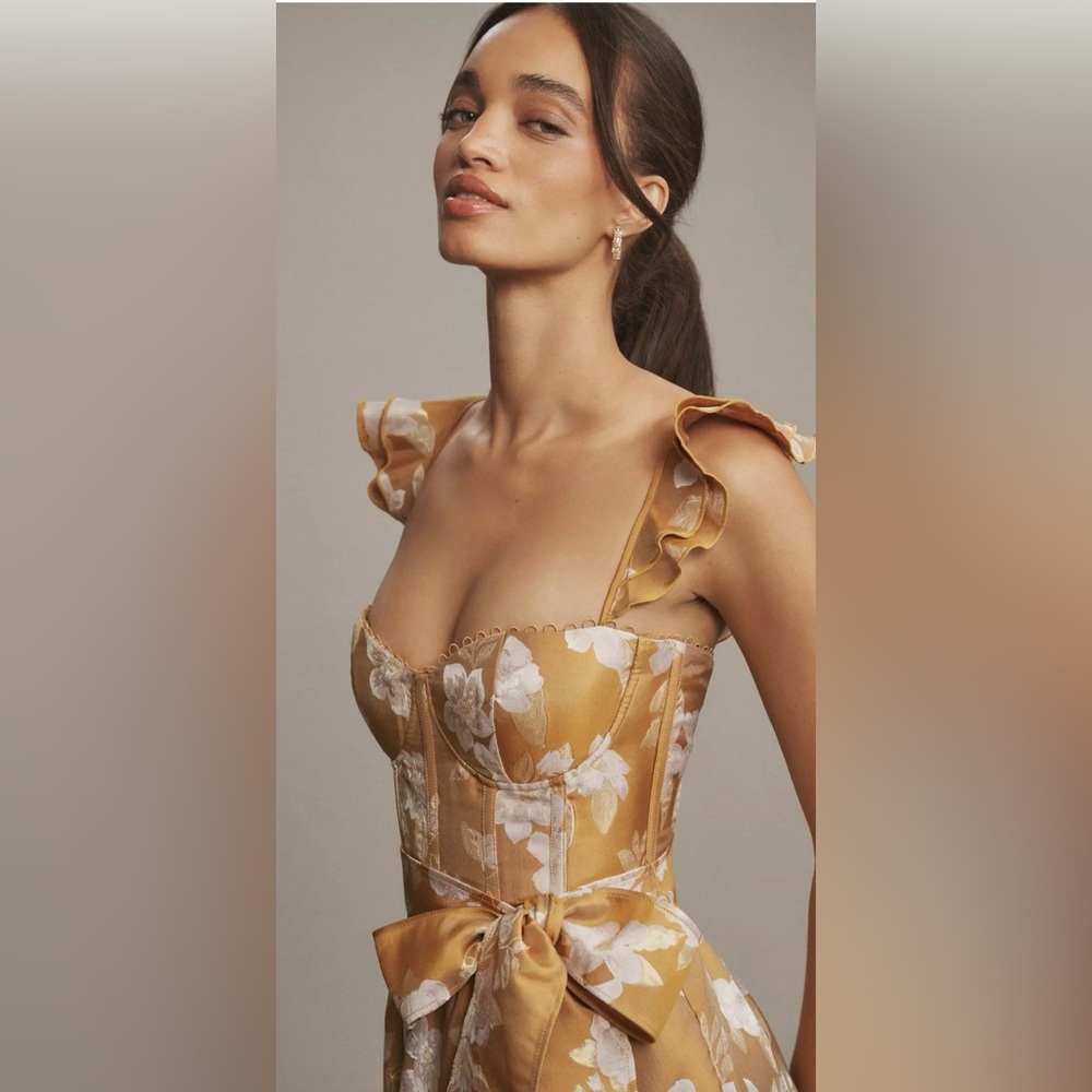 The Vera Dress in Gold Baroque
Floral - Picture 4 of 6